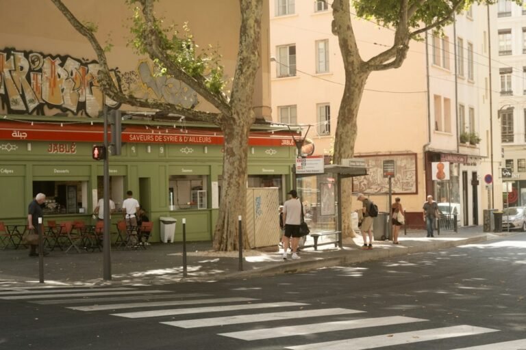 Façade d’un commerce en ville, évocation de l’immobilier commercial de LF Opportunité Immo.