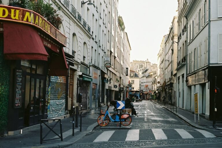 Rue européenne bordée de façades, évocation d’un patrimoine immobilier réparti en régions.
