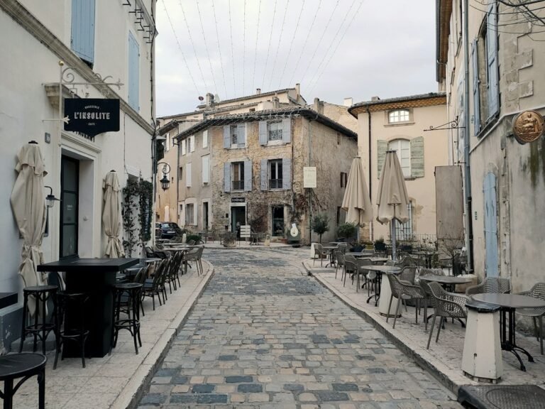 Rue commerçante piétonne avec boutiques et terrasses, en illustration des actifs de commerces détenus par Aestiam Agora.