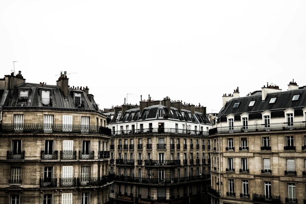 Ensemble d’immeubles de bureaux contemporains, en illustration du patrimoine immobilier diversifié d’Aestiam Horizon.