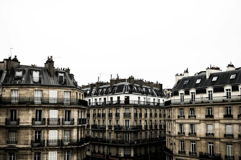 Ensemble d’immeubles de bureaux contemporains, en illustration du patrimoine immobilier diversifié d’Aestiam Horizon.